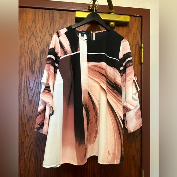 Womens blouse size 1 X with zipper detailing in back and detailing in sleeves - Picture 1 of 5